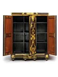 Louis XIV petit armoise, c.1700-10 (ormolu, latão, tartaruga, ébano e marchetaria)