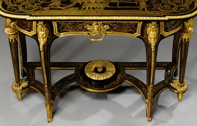 Uma de um par correspondente de mesas de cais Luís XIV, c.1710 (ormolu montado e Boulle latão incrustado em carapaça de tartaruga) (ver também 469015 e 469016)