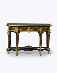 Uma de um par de mesas de cais de tartaruga marrom montadas em ormolu, c.1710 (ormolu, incrustação de latão, casco de tartaruga e couro) (ver também 360580)