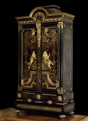 Mobiliário de estilo Luís XIV (1661-1715): guarda-roupa decorado com figuras de Aspásia e Sócrates, em carvalho, ébano e douramento, c. 1710, Paris. Museu do Louvre
