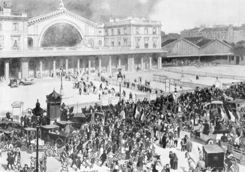 A estação ferroviária Gare de lEst durante o período de mobilização, Paris, França, 1914.