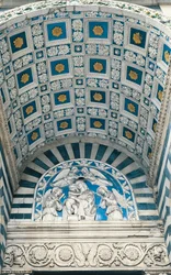 Cofre central de pórtico, com caixotão azul e rosetas douradas, e lunette em cima, com relevo em faiança vidrada de Madonna e Child