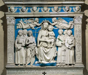 Madonna e Child with Saints, de Andrea della Robbia (1435-1525), faiança vidrada, Capela Medici, Igreja de Santa Croce, Florença, Itália