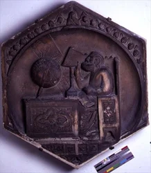 Astronomia, telha de relevo decorativo hexagonal de uma série que descreve as artes liberais, possivelmente baseada em desenhos de Giotto (c.1266-1337) c.1334-48