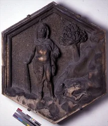Caim e Abel, azulejo decorativo hexagonal em relevo de uma série que ilustra episódios do Génesis, possivelmente baseado em desenhos de Giotto (c.1266-1337) c.1334-48 (mármore)
