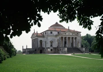 Vista da villa Almerico-Capra conhecida como a Rotonda feita pelo arquitecto italiano Andrea Palladio (1508-1580) em 1567-1570 e concluída por Vincenzo Scamozzi (1552-1616) em 1591, Vicenza, Itália (Vista da villa Almerico Capra ou La rotonda por Andrea Pa