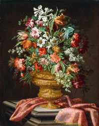 Flores em uma urna esculpida em um pedestal de pedra drapeada,
