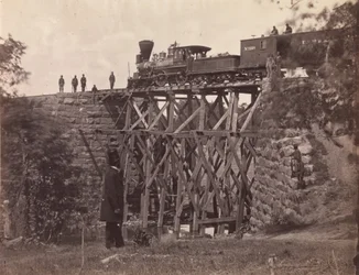 Ponte em Orange e Alexandria Rail Road, como reparado por engenheiros do exército sob o coronel Herman Haupt, 1865 (albume de estampa de prata a partir de vidro negativo)