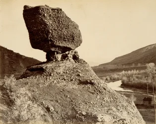 Sphinx of the Valley, de The Great West Illustrated in a Series of Photographic Views across the Continent taken along the line of the Union Pacific Railroad West from Omaha, Nebraska by A.J. Russell, Volume I