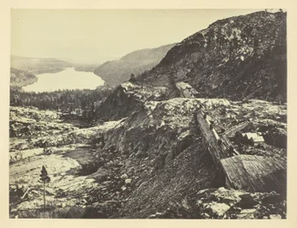 Cume da Sierra Nevada, Snow Sheds em Foreground, Donner Lake in the Distance, C. P. R. R.