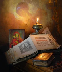 Livros sagrados e luz de velas