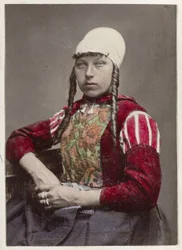 Retrato de uma mulher em traje Marken
Holländska Skönheter! (título sobre o objecto)