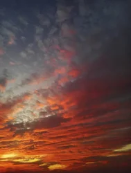 Céu em chamas ao pôr do sol