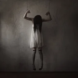 A Menina-Marioneta Assustadora