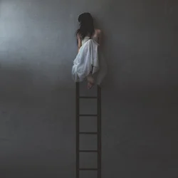 Mulher sozinha numa escada