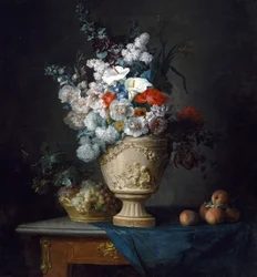 Buquê de flores em um vaso de terracota com pêssegos e uvas