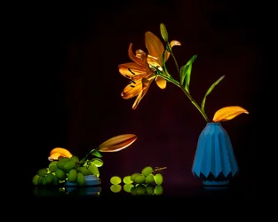 Natureza morta com lírios vibrantes
