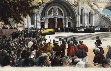 Bênção dos doentes diante do rosário em Lourdes - Pirineus de Hautes (65) por volta de 1900.