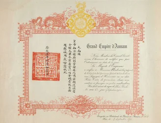 Certificado de Honra Sapeque a Kim Tien soldado da 1ª Classe do Império de Annam, região do Vietname (Indochina Francesa). Tinta em papel de data dd 1921, dimensões totais 51Cm X 40Cm.