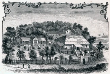 Vista exterior da reitoria e da escola de Hell Ville (Hell-Ville) (Andoany), capital da ilha de Nosy Be em Madagascar. Gravura em "Les Missions Catholiques au XIXeme Siecle" de Louis-Eugene (Louis Eugene) Louvet. coleção particular.