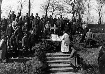 Primeira Guerra Mundial (1914-1918): Missa dominical no Ferme de Canny (Canny-sur-Matz) (Departamento 60: Oise) em Maio de 1915. Coleção particular.