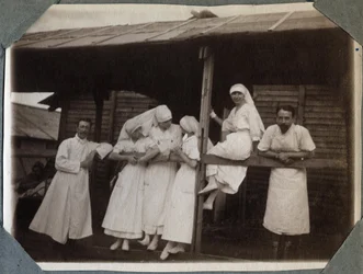 Primeira Guerra Mundial 1914-1918: enfermeiros e médicos de blusa em Couville, Manche, Basse-Normandie (Basse-Normandy), França. Fotografia anônima de julho de 1917. Coleção particular, Stella.