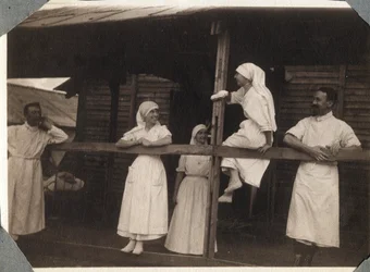 Primeira Guerra Mundial 1914-1918: enfermeiras e médicos de blusa falando em Couville, Manche, Baixa Normandia (Basse Normandy), França. Fotografia anônima de julho de 1917. Coleção particular, Stella.