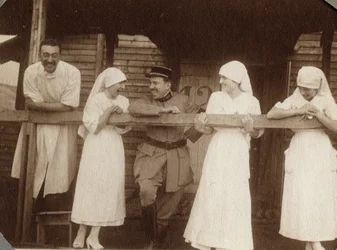 Primeira Guerra Mundial 1914-1918: enfermeiras e médicos de blusa conversando com um soldado francês em Couville, Manche, Baixa-Normandia, França. Fotografia anônima de julho de 1917. Coleção particular, Stella.
