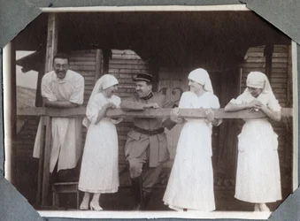 Primeira Guerra Mundial 1914-1918: enfermeiras de blusa engraçada com soldados e um médico em Couville, Manche, Baixa Normandia, França. Fotografia anônima de julho de 1917. Coleção particular, Stella.