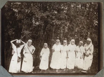 Primeira Guerra Mundial 1914-1918: enfermeiras de blusa usando máscaras de gás na floresta perto de Couville, Manche, Baixa Normandia, França. Fotografia anônima em maio de 1917. Coleção particular, Stella.