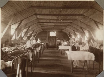 Primeira Guerra Mundial 1914-1918: soldados feridos e enfermeiras da Cruz Vermelha francesa, campo de Couville no departamento da Mancha, Baixa Normandia, França. Fotografia anónima, julho de 1917. Coleção particular, Stella.