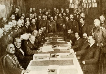 Primeira Guerra Mundial: assinatura do Tratado de Paz de Brest Litovsk (Brest-Litovsk) em 03/03/1917 entre alemães e russos. O Império Bolchevique tem territórios diferentes da Alemanha. Representantes dos impérios centrais (ou da Tríplice Aliança, Alemanh