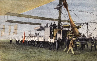 De Compiegne a Londres por via aérea: Soldados ingleses rebocam o dirigível Bayard-Clement no seu hangar em Wormwood Scrubbs. Gravação. Um dos jornais "Le petit parisien" em 30/10/1910. Colecção privada.