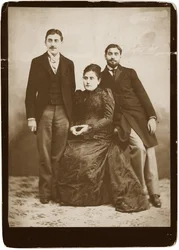 Jeanne Proust nee Weil (1849-1905) e seus dois filhos Marcel e Robert (1873-1935), Anônimo. Silver Gelatin Photography, ca 1891, Coleção Particular