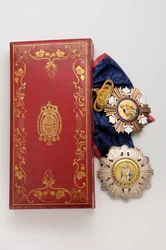 Reino das Duas Sicílias (Duas Sicílias) - Ordem de São Fernando e Merite: emblemas de uma grande cruz de cavaleiro pertencente a um membro da Casa Grande Ducal de Baden - Meio século XIX - Ouro, prata e emal; caixa de armas do Reino das Duas Sicílias