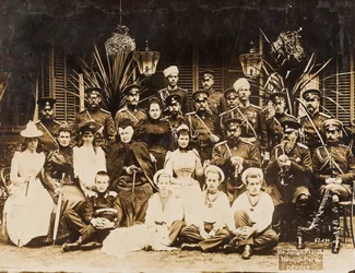 Membros da família Romanov nas manobras militares de verão em Krasnoye Selo (São Petersburgo)