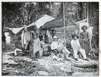Missão do capitão francês Louis Gustave Binger (1856-1936): acampamento da missão em Afforenou, Costa do Marfim. Gravura em "Le monde illustree" de 1892. Coleção privada.