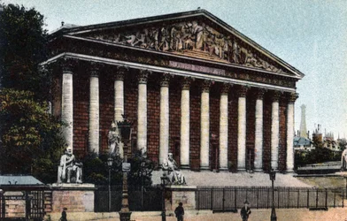 Paris: vista exterior da Câmara dos Deputados (Assembleia Nacional, Palais Bourbon). Fotografia de 1920 no «Álbum artístico» da cidade de Paris. Coleção particular.
