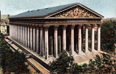 Paris: vista exterior da Igreja da Madeleine projetada pelo arquiteto Pierre Alexandre Vignon (1763-1828). Fotografia de 1920 no "Álbum Artístico" da cidade de Paris. Coleção particular.