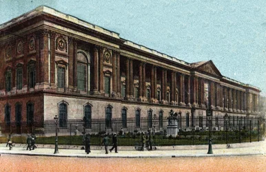 Paris: vista exterior do Colonnade du Louvre construído por Claude Perrault (1613-1688). Fotografia de 1920 no "Álbum Artístico" da cidade de Paris. Coleção particular.