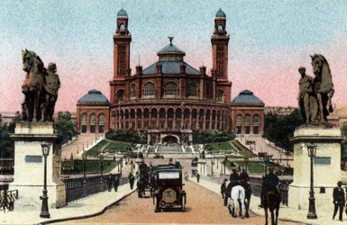 Paris: vista exterior do Palais du Trocadero e da ponte de Iena. Fotografia de 1920 no "Álbum Artístico" da cidade de Paris. Coleção particular.