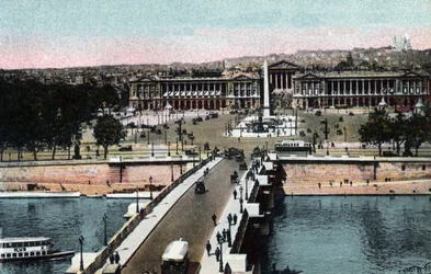 Paris: panorama da ponte e da Place de la Concorde com o obelisco e a igreja da Madeleine levada à Basílica do Sacre Coeur (Sacre-Coeur) em Montmartre. À esquerda, o actual Hotel Crillon e, à direita, o Hotel de la Marine.