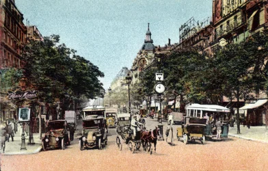 Paris: trânsito na avenida dos italianos, uma das grandes avenidas da cidade. Fotografia de 1920 no "Álbum Artístico" da cidade de Paris. Coleção particular.