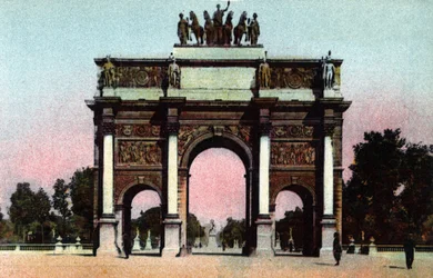 Paris: vista do Arco do Triunfo do Carrossel realizado por Pierre Francois Leonard Fontaine (1762-1853) e Charles Percier (1764-1838) em 1809. Fotografia de 1920 no "Álbum Artístico" da cidade de Paris. Coleção particular.