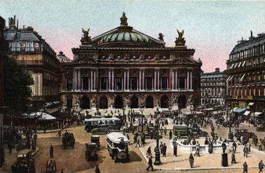Paris: vista da fachada da Ópera feita por Charles Garnier (1825-1898) e da estação de Metro da Place de l