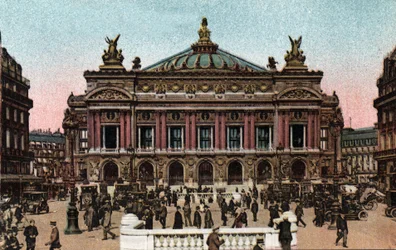 Paris: vista da fachada da Ópera feita por Charles Garnier (1825-1898) e da estação de Metro da Place de l