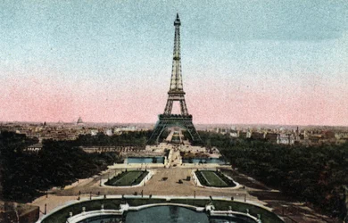 Paris: vista dos jardins do Trocadero com a Torre Eiffel e a ponte de Iena sobre o Sena. Fotografia de 1920 no "Álbum Artístico" da cidade de Paris. Coleção particular.