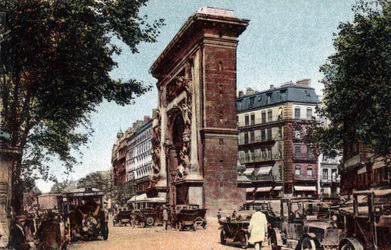 Paris: vista da avenida Saint Denis e da Porte Saint Denis (Saint-Denis) construída por François Blondel (1618-1686) em 1672. Fotografia de 1920 no "Álbum Artístico" da cidade de Paris. Coleção particular.