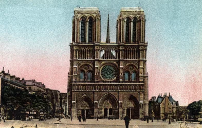 Paris: vista da fachada de Cathedrale Notre Dame (Notre-Dame). Arquitectura gótica. Fotografia de 1920 no "Álbum Artístico" da cidade de Paris. Coleção particular.
