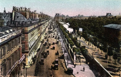 Paris: vista do trânsito na rue de Rivoli, em direcção ao Louvre. Fotografia de 1920 no "Álbum Artístico" da cidade de Paris. Coleção particular.